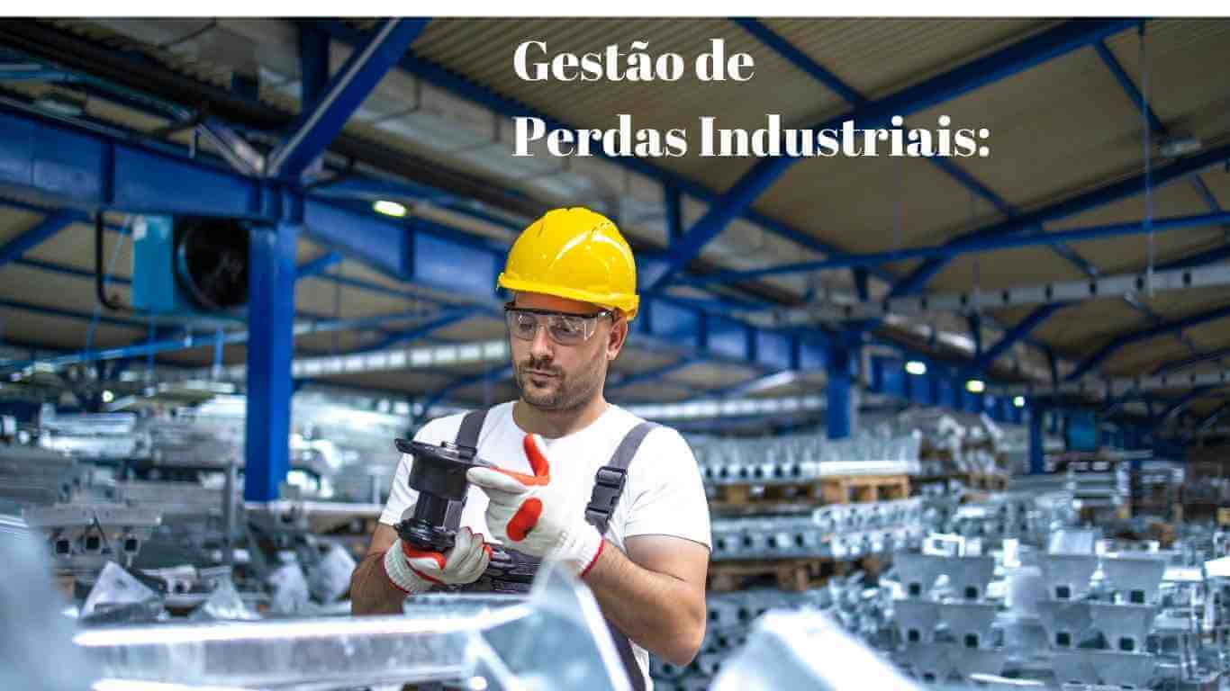 Operador de industria analisando uma peça fabricada