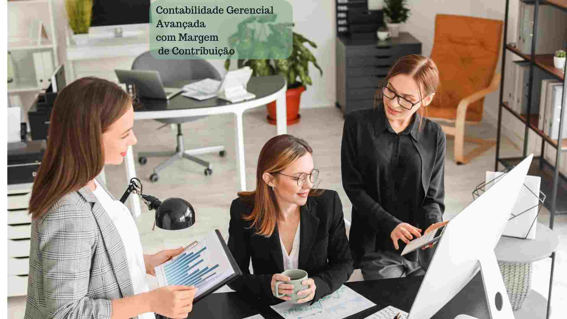 Foto com pessoas analisando o resultado contábil da empresa